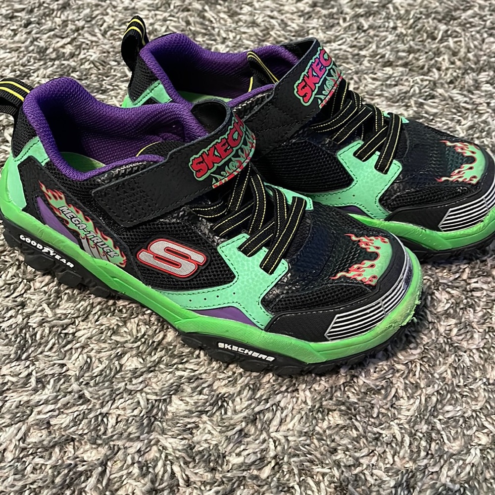 Boys Skechers sneakers size 4.5